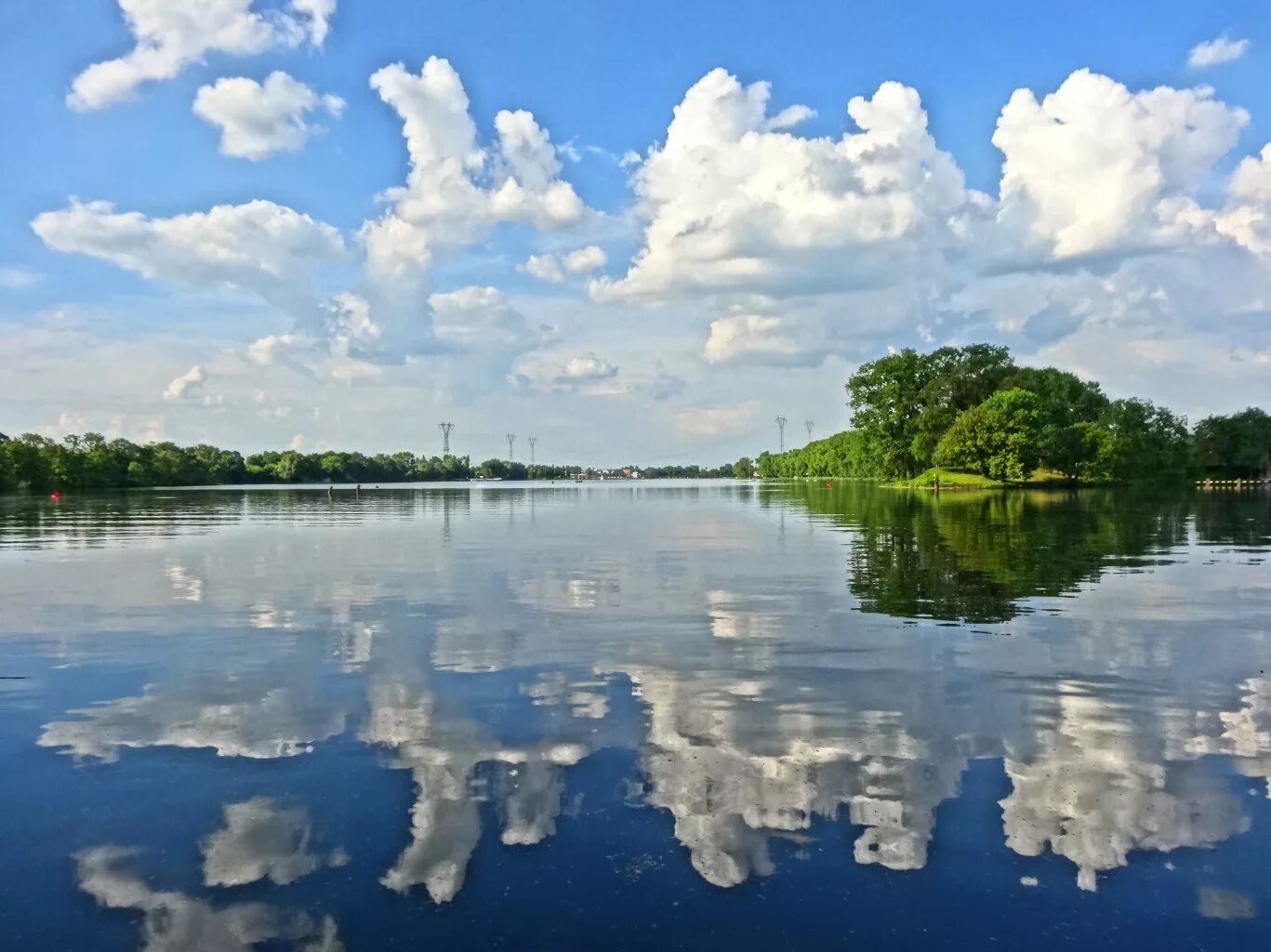 Облако в реке слушать. Вода река. Река Вад. Облака в реке. Вода озеро.