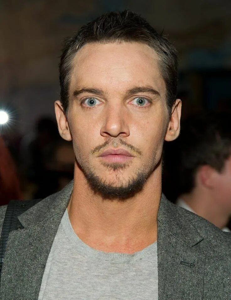 Meyers c. Джонатан риз майерс. jonathan rhys meyers 2025. джонатан риз майерс с бородой. джонатан риз майерс постарел.