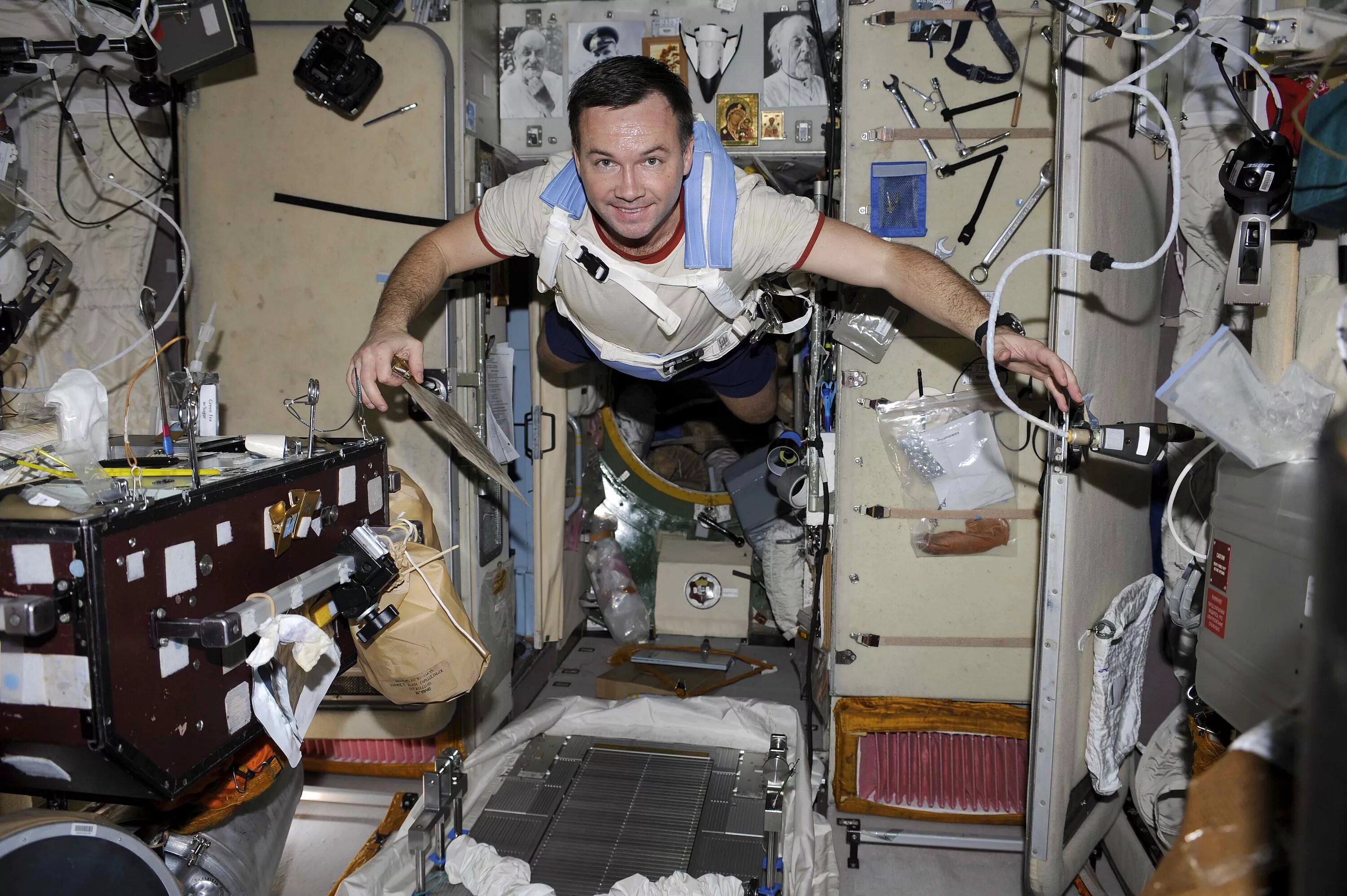 космонавтка елена серова. космонавт в невесомости. состояние невесомости в космосе. невесомость в космосе. космонавт гравитация.