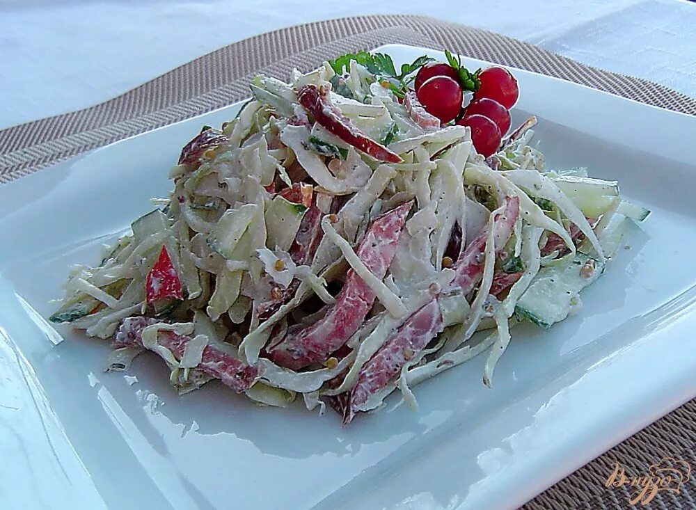 Салат с солеными огурцами и колбасой копченой. Салат с копченой колбасой. салат охотничий с копченой колбасой. салат с копченой колбасой и огурцами. салат из капусты и колбасы.