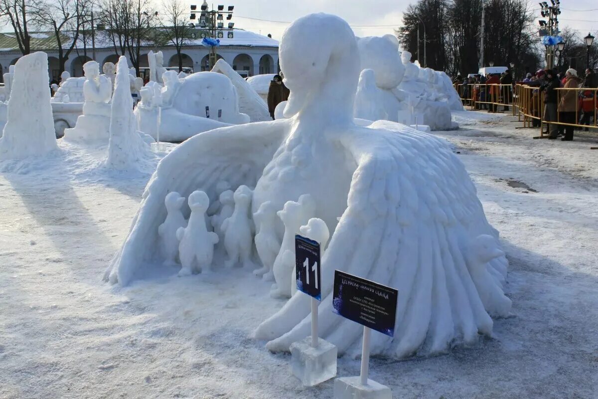 Символ года из снега. Фигуры из снега. снежные фигурки. скульптуры из снега. снежные фигуры из снега.