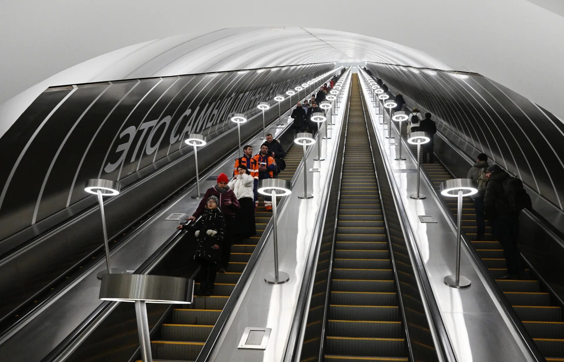 Марьина роща бкл эскалатор. В москве открыли самую длинную. В москве открыли самую длинную. Новые метро. Парк вднх каток.