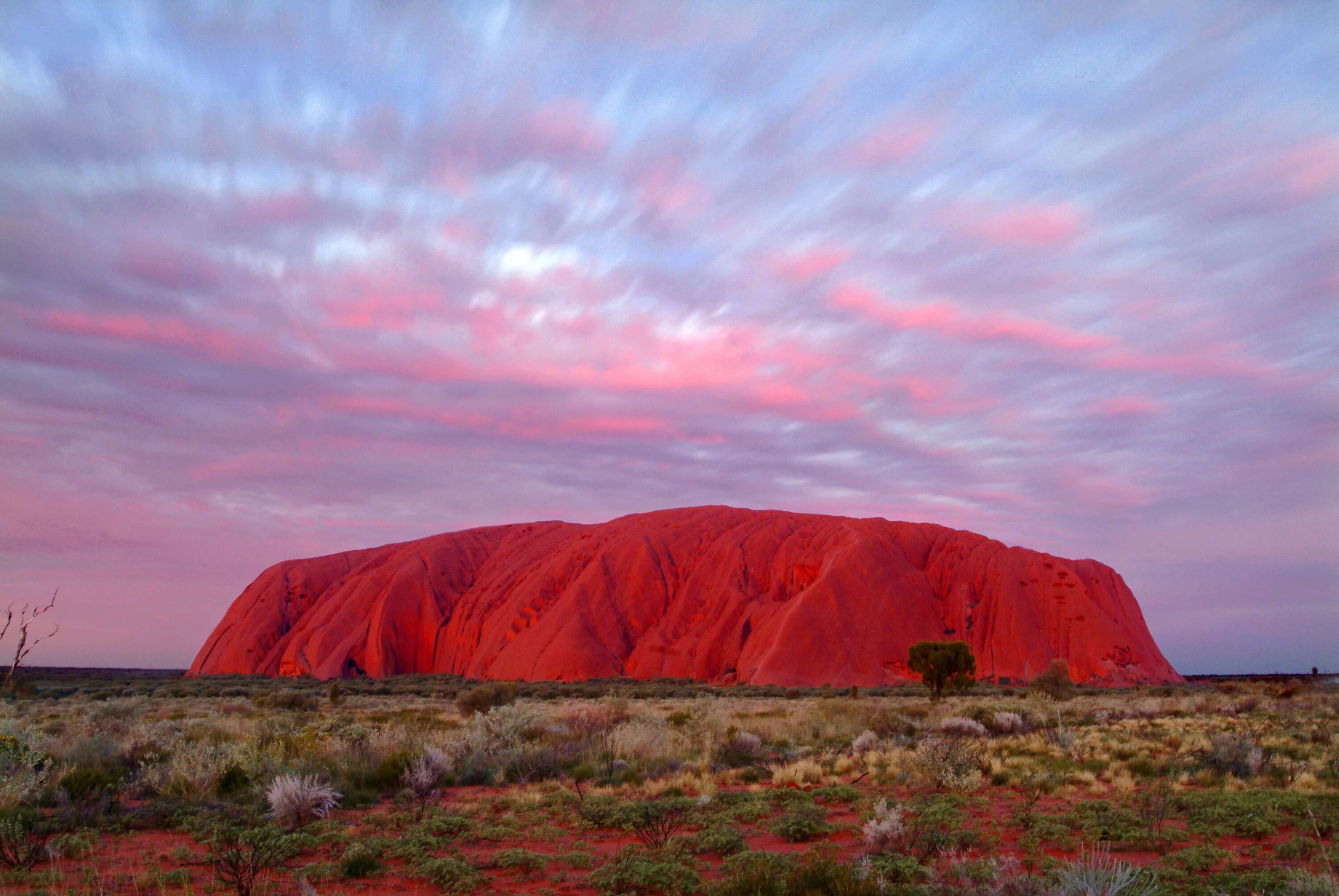 Красная гора улуру. Uluru australia. Австралия красная гора улуру. Монолит улуру австралия. Uluru australia.