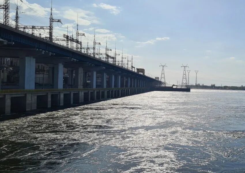 ГЭС Волжского Волгоградской области. Волжская ГЭС Волгоград. Водосливная плотина Волжской ГЭС. Водохранилище Волжской ГЭС.