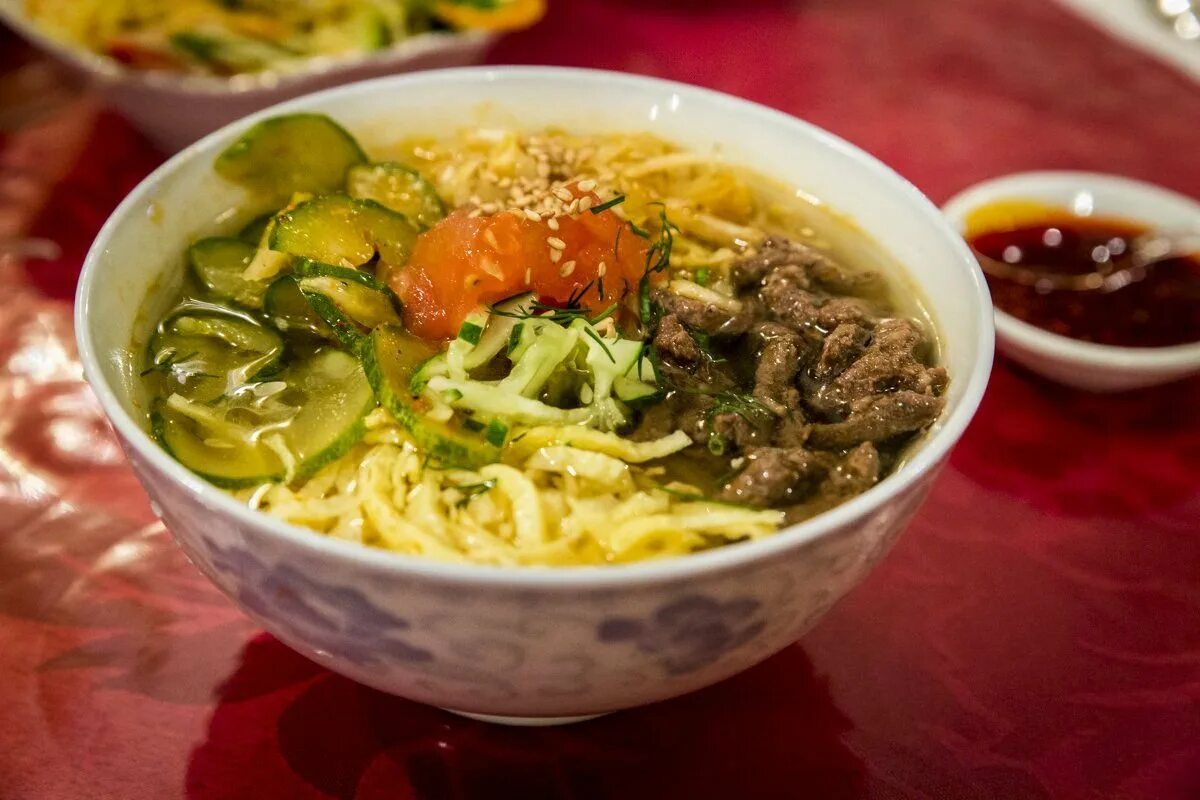 Рецепт кукси с мясом. Корейский суп кукси. кукси блюдо корейской кухни. холодный кукси. корейская лапша кукси.