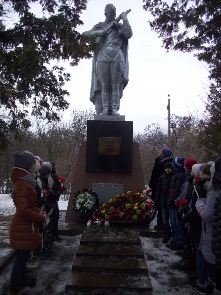 Памятник 17 героям бронебойщикам старый Оскол. 17 Героев бронебойщиков старый Оскол. Подвиг 17 героев старый Оскол. Подвиг 17 героев бронебойщиков в Старом Осколе.