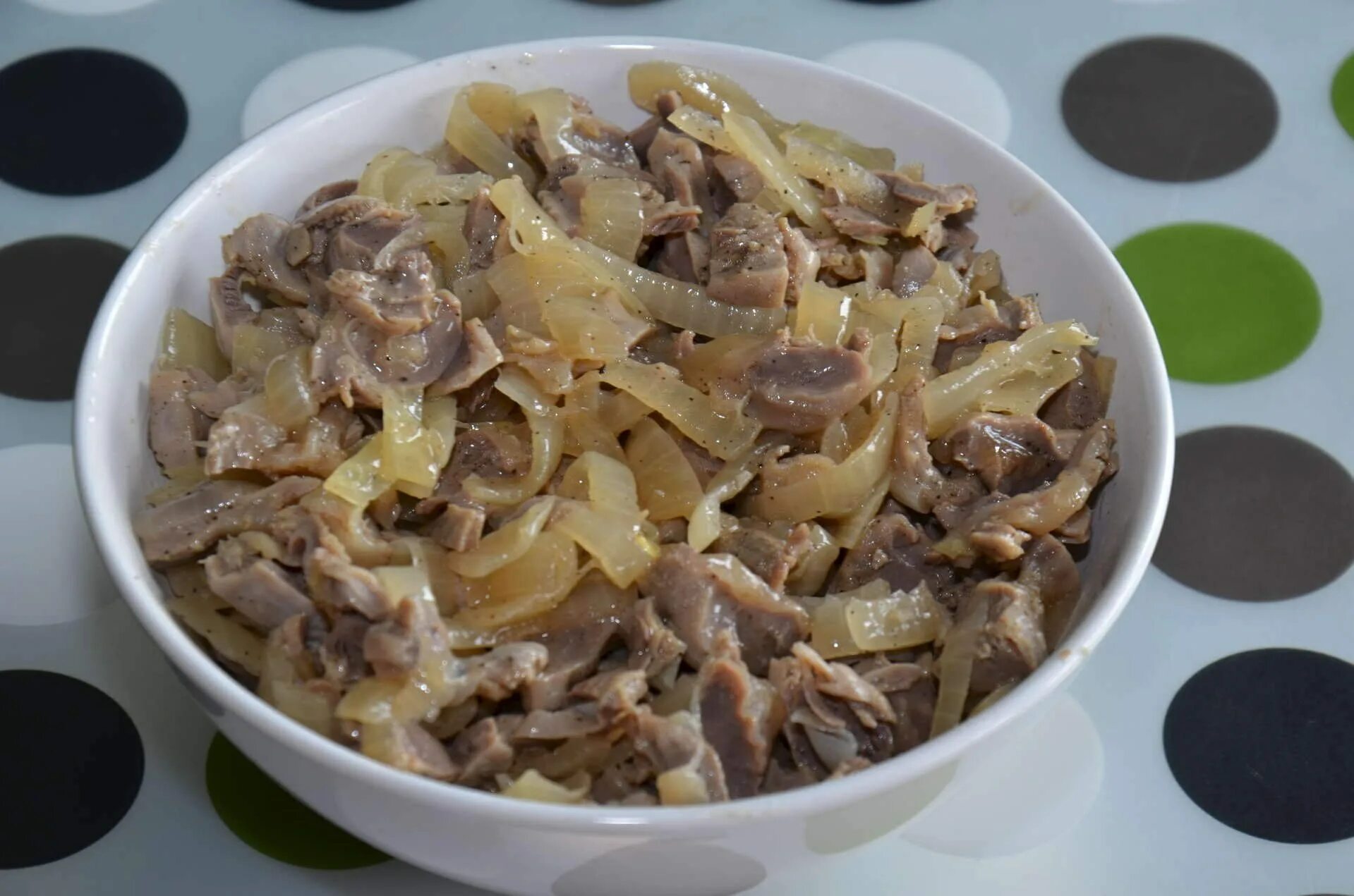 В луке куриные желудочки. Салат из куриных желудков. маринованные куриные желудки. куриные желудочки и пупочки.