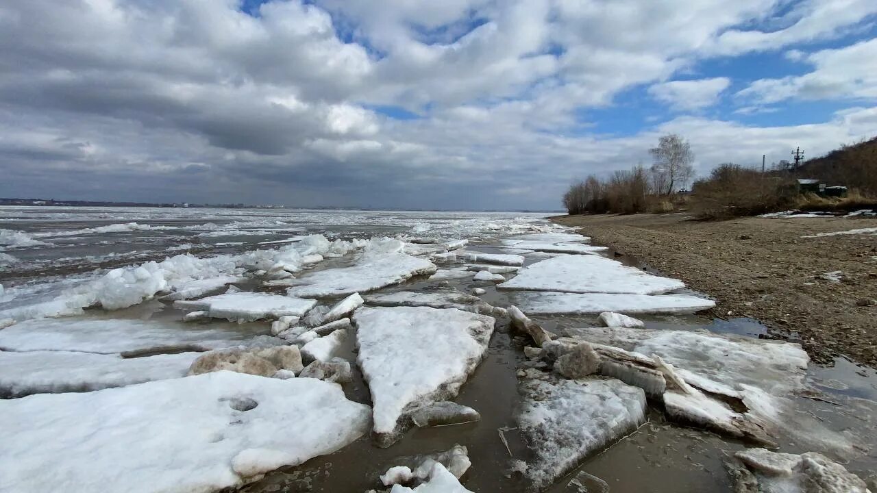 Ледоход в нижнем новгороде 2024. Волга плотина ледоход. Макаров ледоход. Ледоход на Волге. Ледоход на Уржумке.