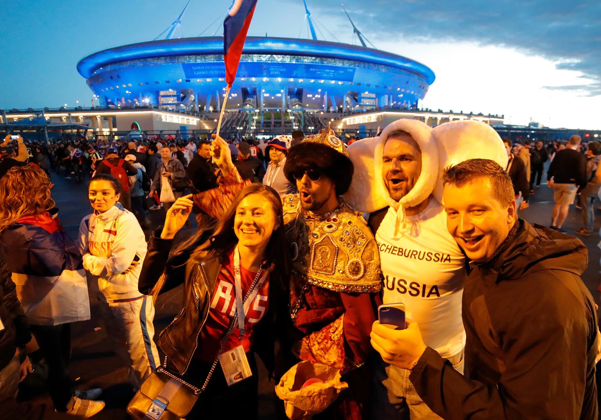 Russian fan. ЧМ по футболу 2018 гуляния. Болельщики в русских народных костюмах.