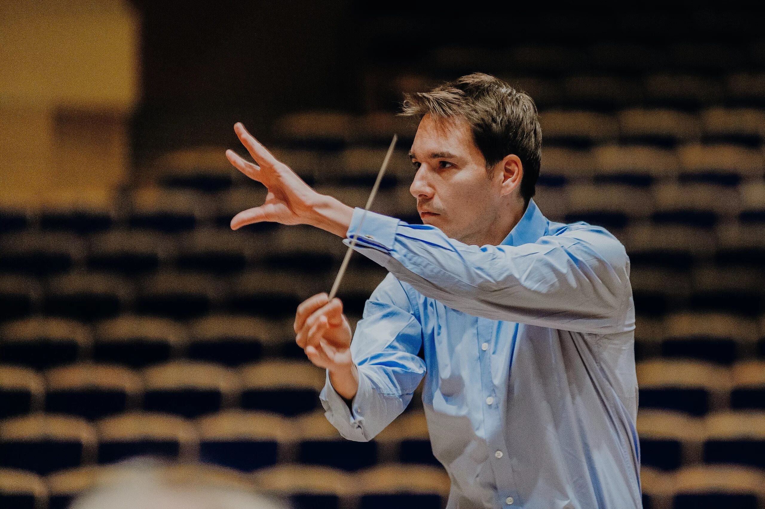 Стравинский за роялем. 2) игорь федорович стравинский. Стравинский композитор. Игорь стравинский русский композитор, дирижер, пианист. Стравинский дирижер.