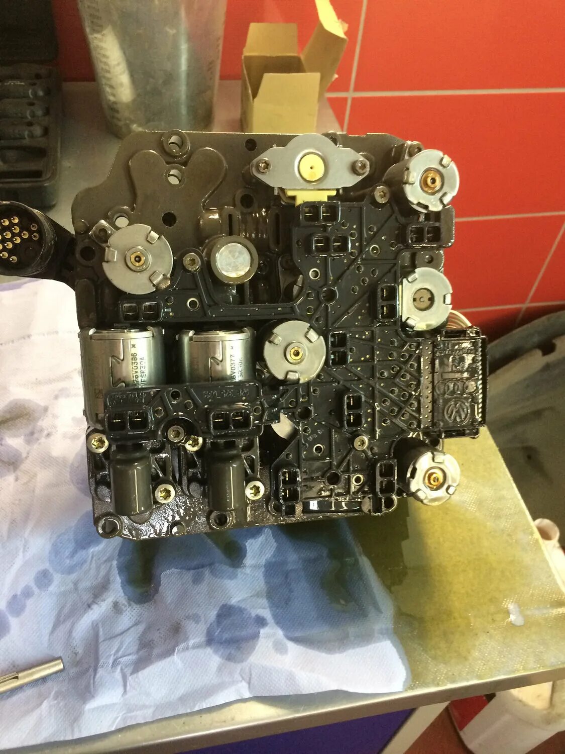 Клапана мехатроника dsg 7. Электромагнитного клапана n92 мехатроника dsg-6 dq250. Dsg 6 dq250. Мехатроник dsg 6 dq250. Клапаны мехатроника dsg-6.