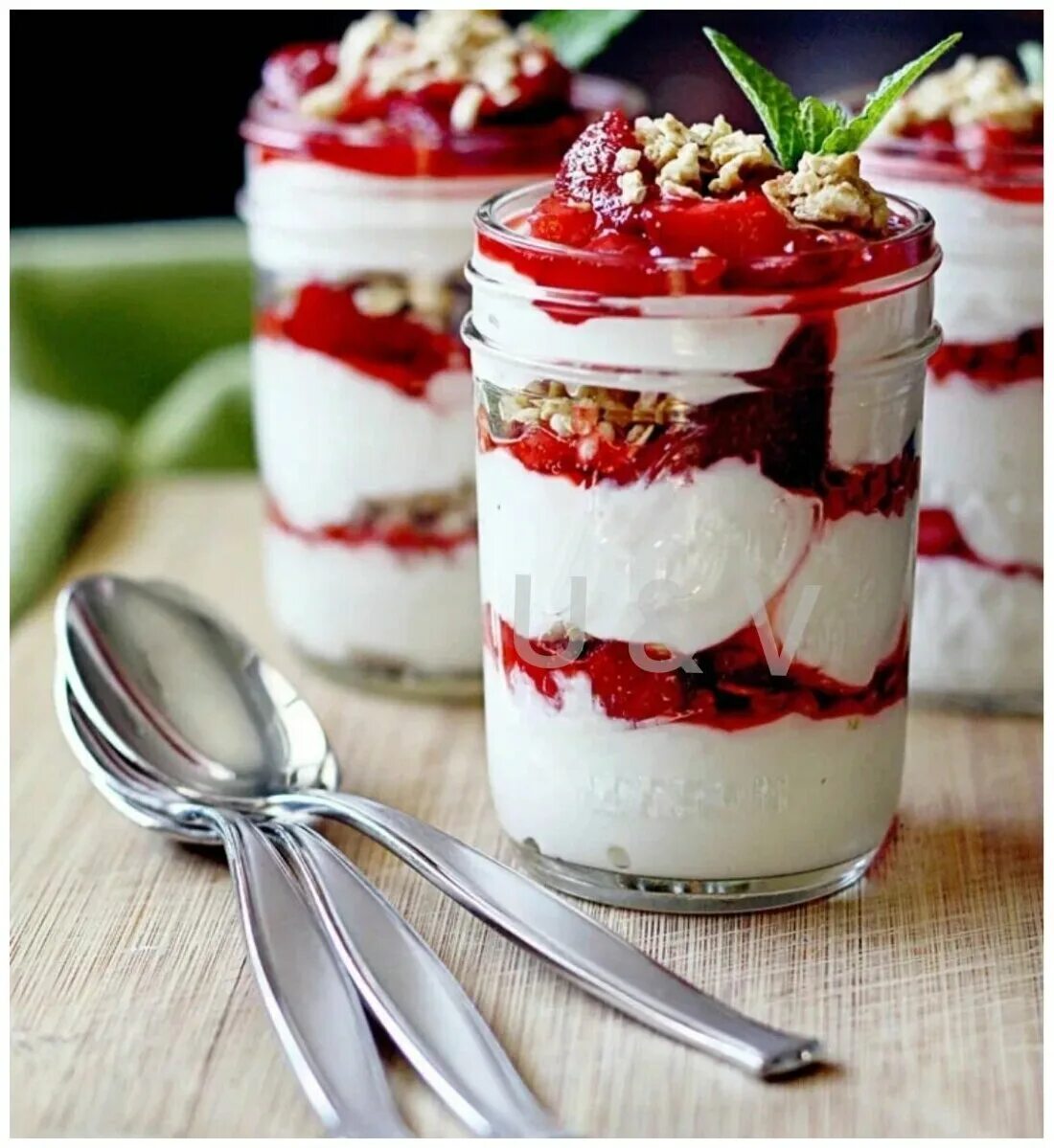 Трайфл клубничный тирамису. Индивидуальный десерт. Идеи летних десертов. Порционные десерты в стаканчиках. Пп трайфл.