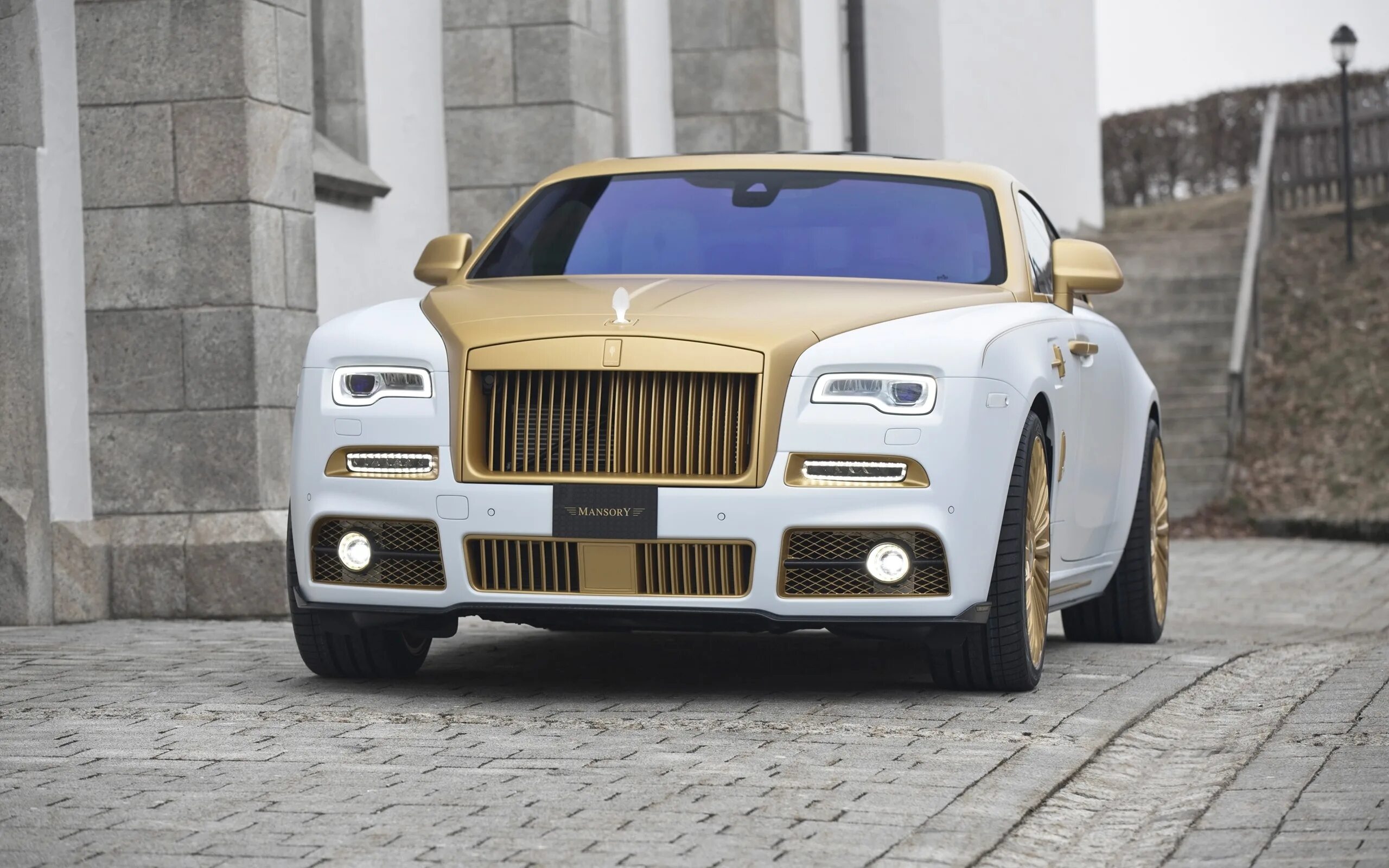 Белый роллс. Rolls Royce Mansory 2022. Rolls Royce Wraith 2020 Mansory. Rolls Royce Wraith Mansory Palm Edition 999. Mansory Rolls Royce Wraith золотой.