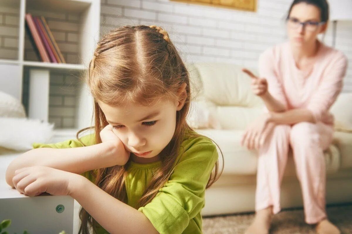 Мама ругает ребенка. Воспитание 8 лет. Воспитание школьника. Творческие занятия для детей. Мальчик дари девочке цветы.