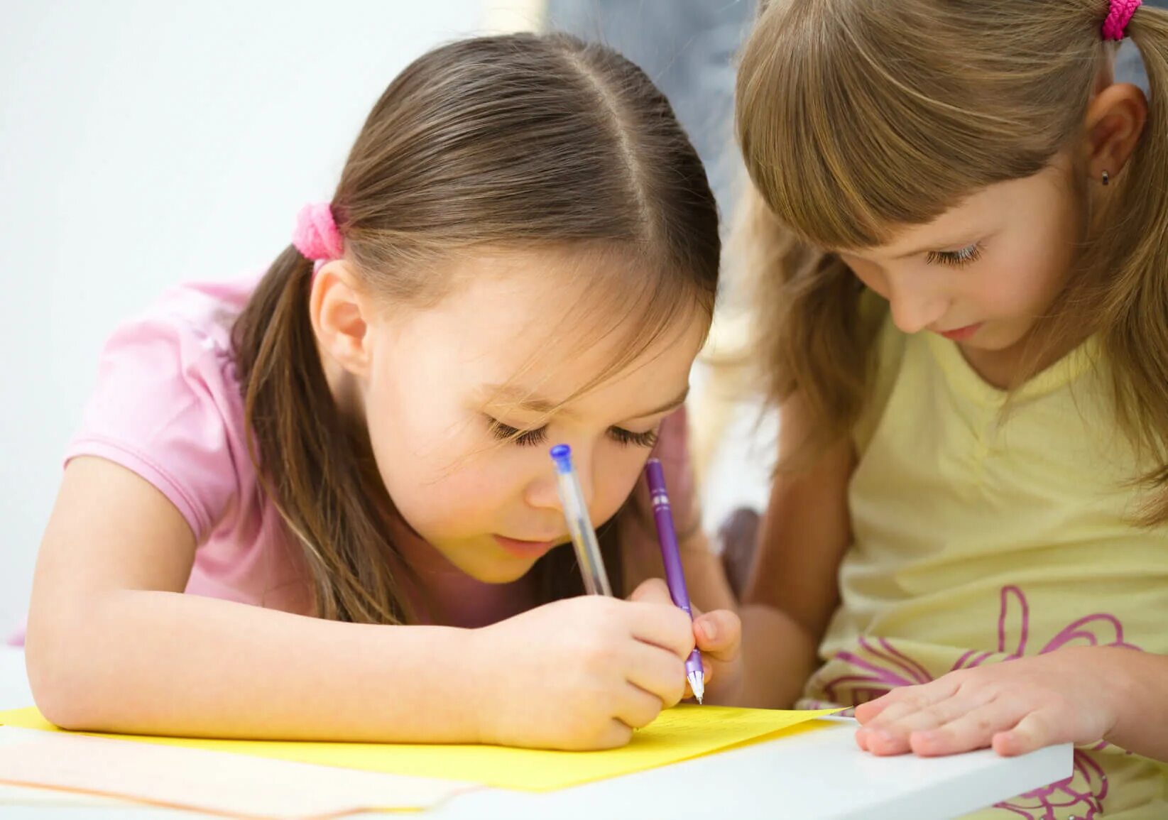 Девочка пишет ручкой. Девочка пишет ручкой картинка для детей. Девочка пишет уроки. Девочка пишет старается. Можно взять ручку