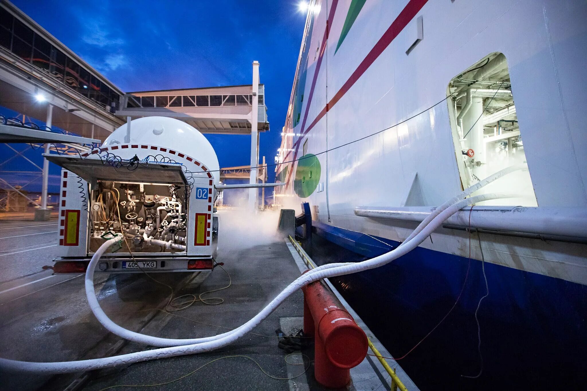 Танкер бункеровочный. Плавучая заправочная станция. Мурман морспасслужба судно. Бункеровщик в порту. Что такое бункеровка.