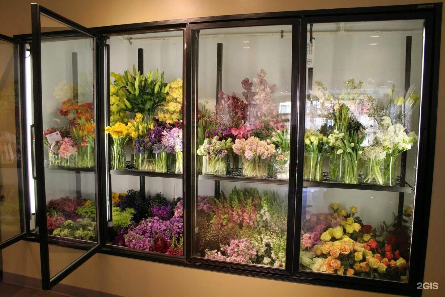 Сколько стоит купить цветочный магазин. Холодильная камера для цветов. Холодильник длямцветов. Холодильник для цветов. Холодильник для цветов стеклянный.