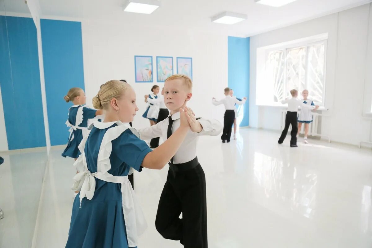 Частная школа в астрахани. Частная школа в астрахани. Татаробашмаковская сош астраханская область. Поселок мирный школа. Лицей 2 астрахань зеленгинская.