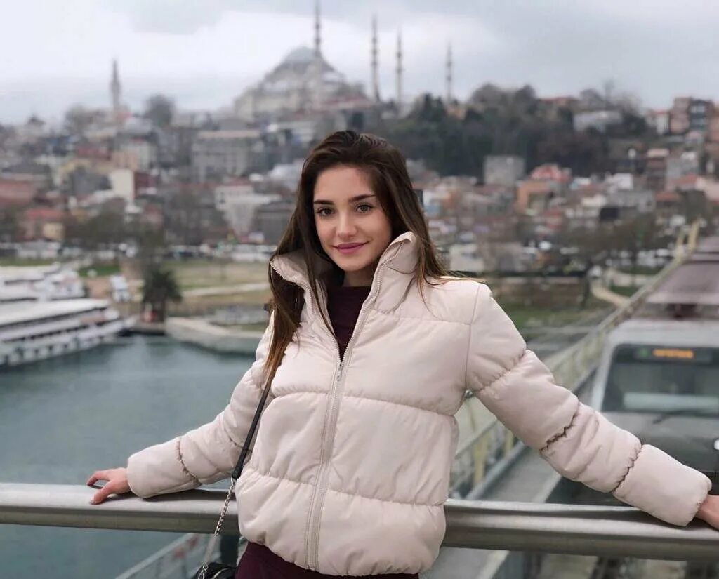 Алиса девушку хочу. Алиса девушку хочу. Смешные анкеты девушек. Алиса девушку хочу. Номера телефонов для знакомст.