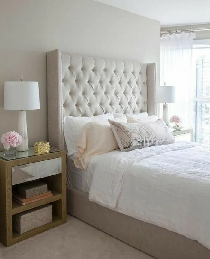 Изголовье наушников. Кровать tufted headboard. кровать в интерьере спальни. изголовье дизайнерское. спальня с бежевой кроватью.