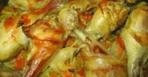 Капуста с куриными голенями в духовке