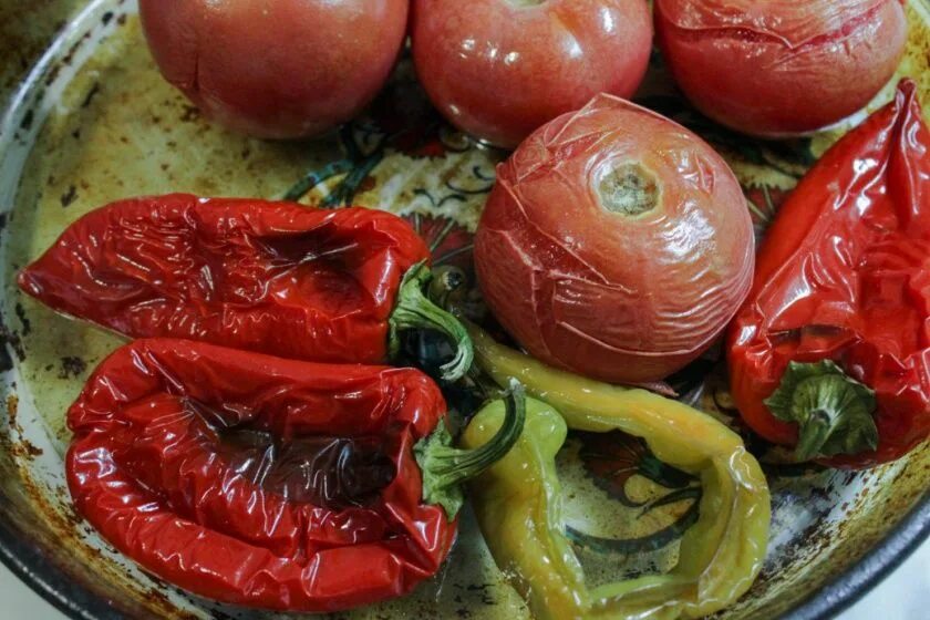 Блюда из томатов. Запеченные помидоры. Запеченные помидоры перец. Болгарские помидоры.