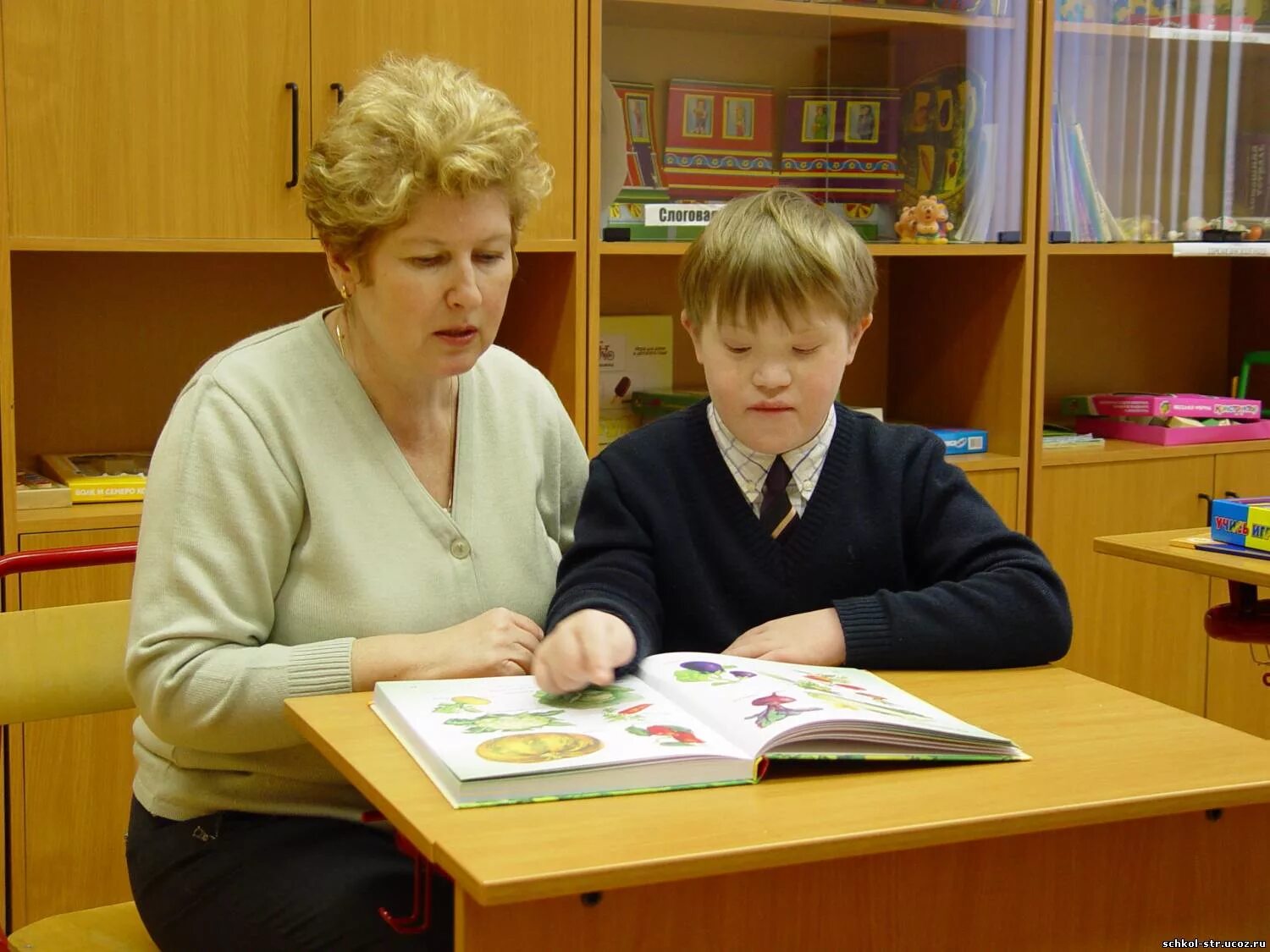учитель и дети. учитель и ученик начальная школа. учитель и ученик. образование учителя начальных классов. учитель и дети.
