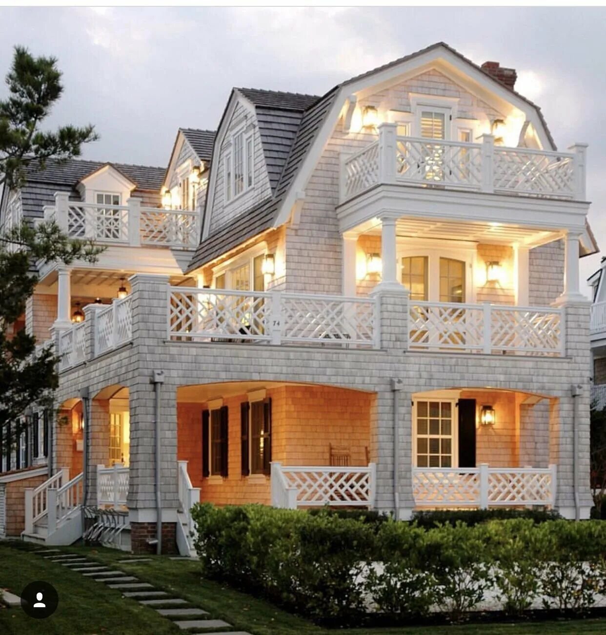Трехэтажный дом. Красивые коттеджи. Красивый дом с балконом. Красивые дома.