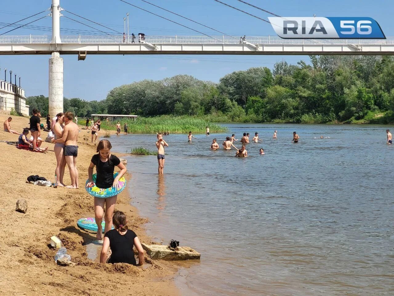 Есть ли вода в оренбурге. Волга пляж. Пляж на речке. Пляж на реке. Городской пляж.