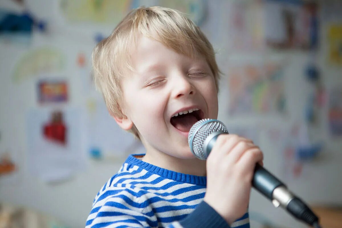 Мальчик поет про. Мальчик поет в микрофон. Маленький мальчик поет. Поет Соло мальчик. Фото как мальчик поёт.