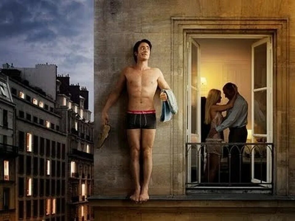 Сбежать от соседей. Мужчина шкаф. Мужчина стоящий на балконе. Фотосессия на балконе мужчина.