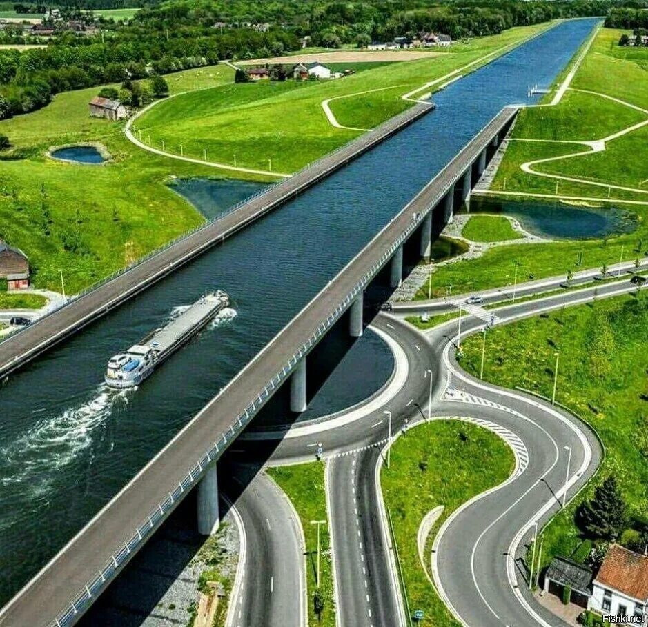 Самый длинный город россии. Магдебургский Водный мост. Водный мост в Магдебурге. Река над рекой Магдебургский Водный мост Германия. Акведук Велувемеер Нидерланды.