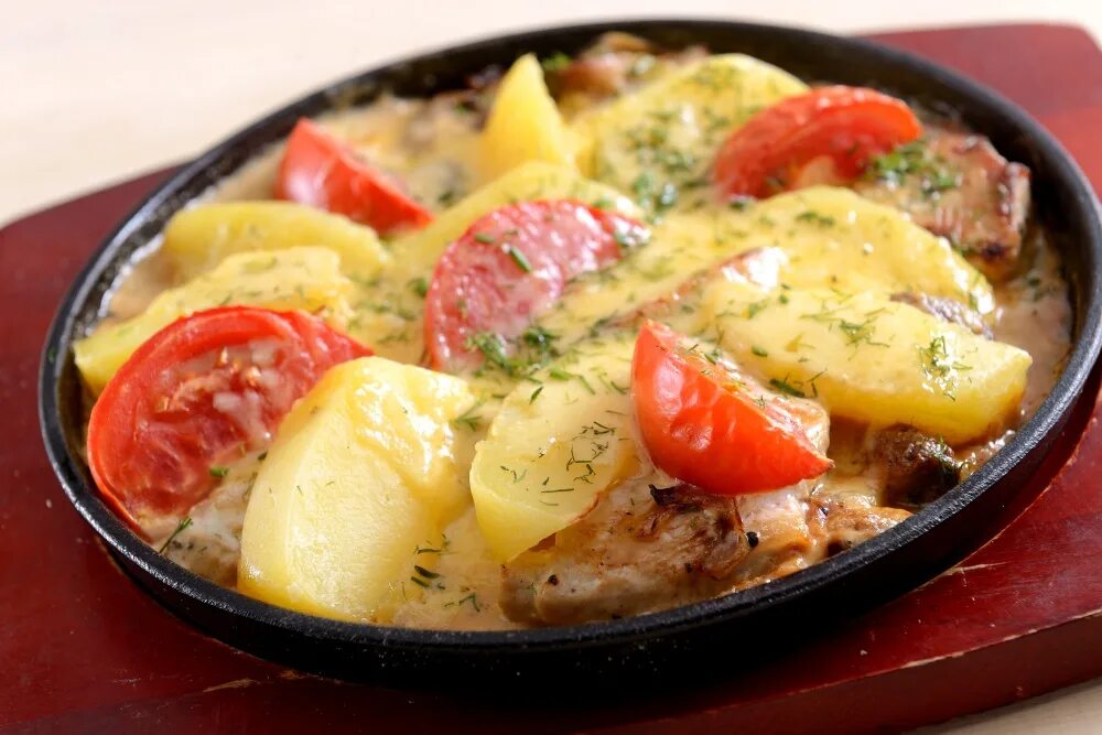 Жаркое с индейкой и картофелем. Жаркое из индейки с грибами. Индейка запеченная с овощами. Картофельная скоблянка. Жаркое по домашнему из индейки купить.