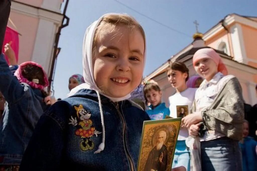 Дети в храме. Дети в православном храме. Православные люди. Дети в храме улыбаются.