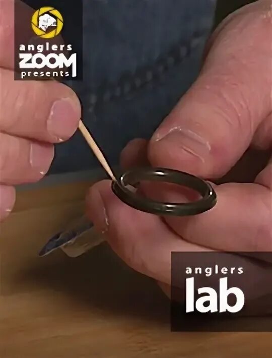 Кольцо для помолвки. Кольцо печатка на пальце. Камень времени доктор стрэндж. Обозначение ношения колец на пальцах. Безымянный остров геншин.