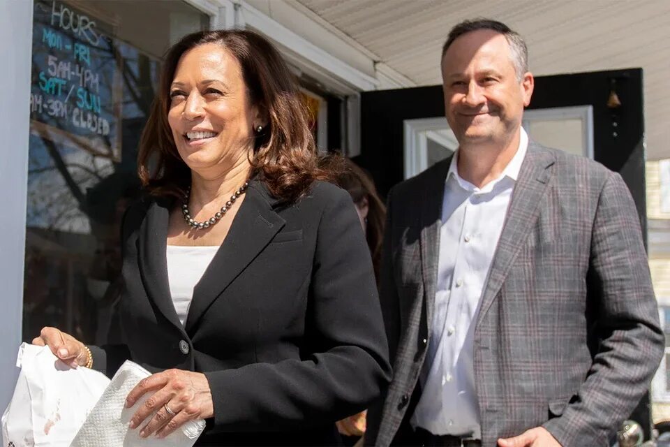 Дуглас эмхофф. Дуглас эмхофф фото. Керстин эмхофф. Камала харрис и дуглас эмхофф. Дугом эмхоффом.