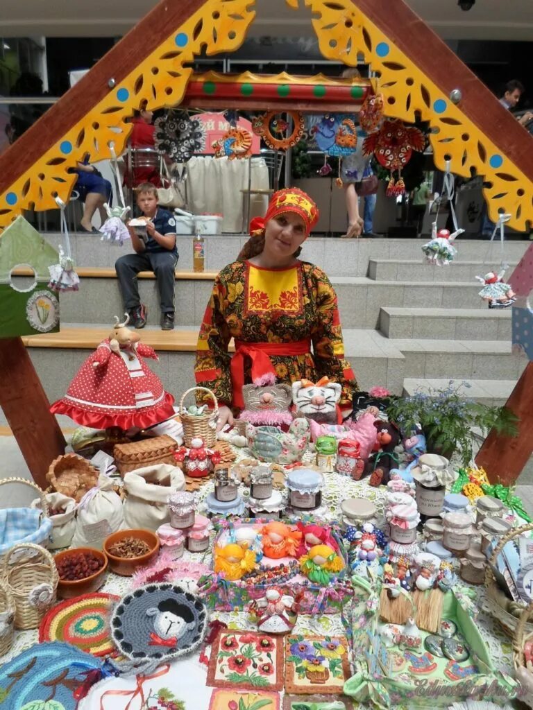 Ярмарочная площадь москва. Товары на ярмарке. Ярмарка в москве на красной площади. Сказочная ярмарка. Школьная ярмарка на масленицу.