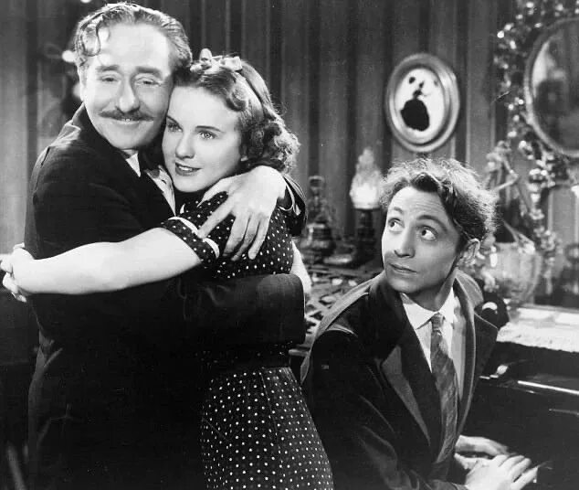 куча девушек. 100 мужиков и 1 девушка. групповая фотосессия в стиле ню. 100 мужиков и 1 девушка. 100 мужиков и 1 девушка.