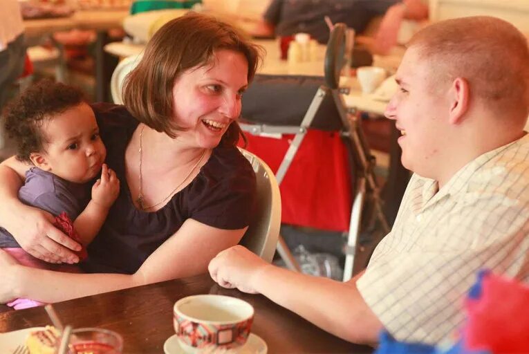 Паллиатив дети. Воспитание ребенка. Чрезмерная опека ребенка. Гиперопека стиль воспитания. Воспитание ребенка.