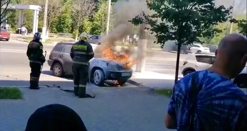 Горящая машина полиции. Медведь в горящей машине. Загорелась машина Ярославль. Подслушано у водителей твери сегодня