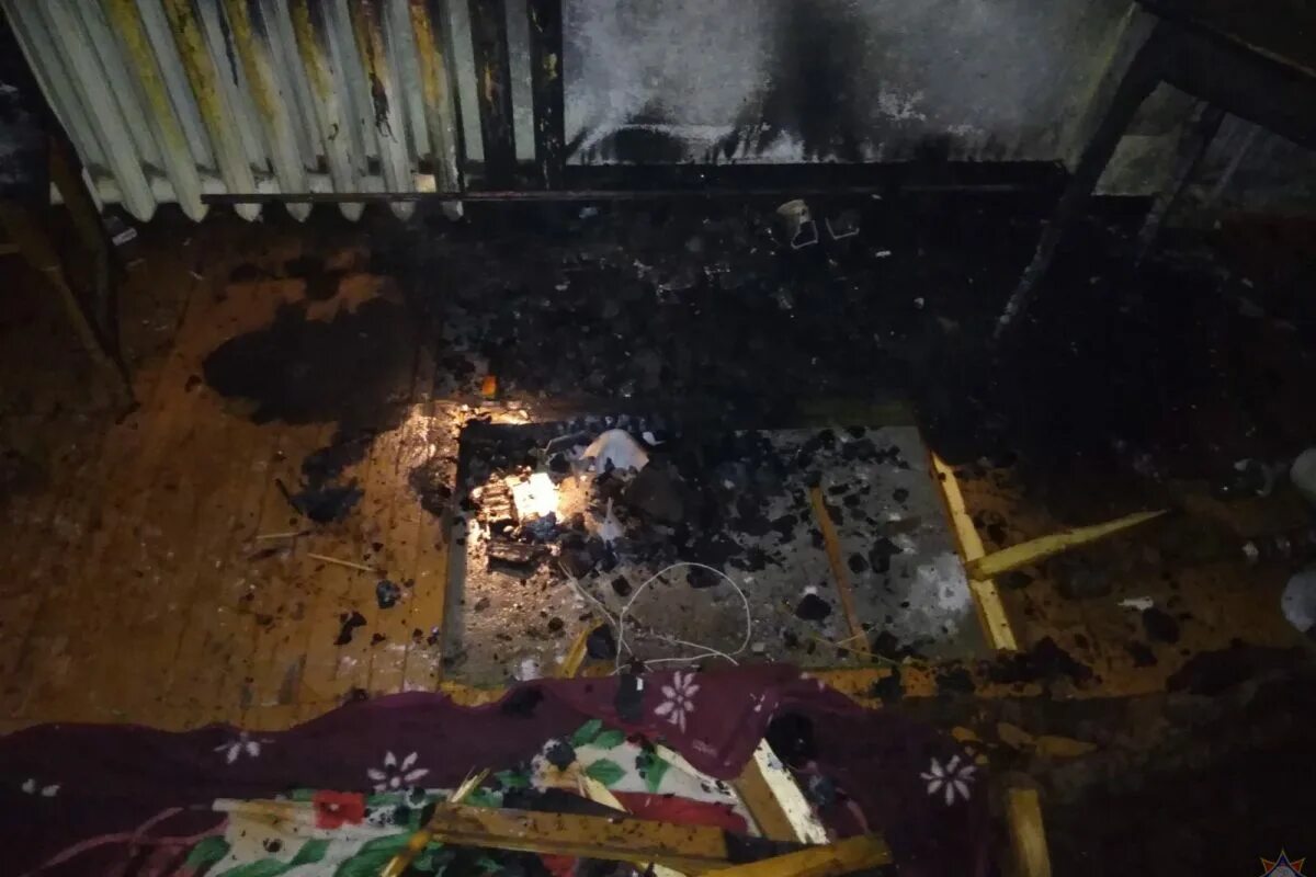 Хотя было уже поздно в комнате горела