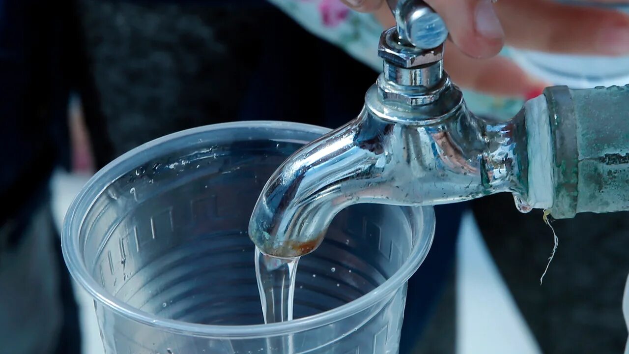 Питьевое отравление. Вода из под крана. Подача питьевой воды. Чистая вода из крана. Некачественная вода.