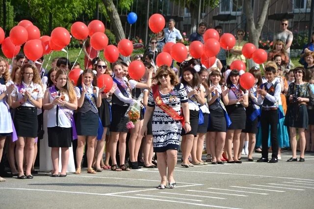 Школа 32 инн. Школа 32 Новороссийск. Директор 32 школы Новороссийск. Школа 34 Новороссийск. Город Новороссийск 32 школа.