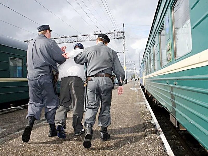 Пассажирский поезд угрожающе присвистывая приближался