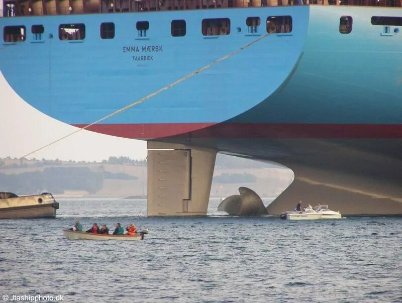 Осадка судна в грузу. Emma Maersk - самый большой грузовой корабль в мире. Контейнеровоз Emma Maersk. Контейнеровоз Маерск самый большой.