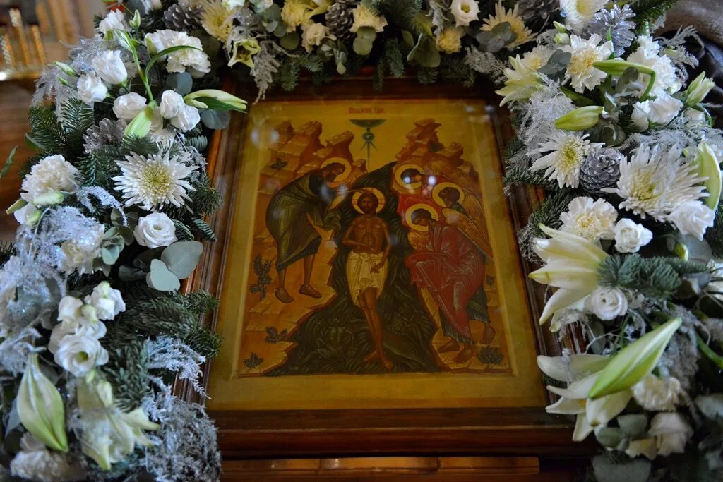 Крещение господне икона в храме. Крещение господне дионисий икона. Тихвинская икона божией матери в храме в цветах. Храмовая флористика в богоявленском соборе. С богоявлением пресвятой богородицы.