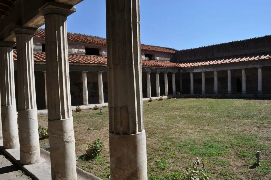 Перистиль древняя греция. Перистиль древняя греция. Закрытый внутренний двор в древнеримском. Римский перистиль. Дом хирурга помпеи.