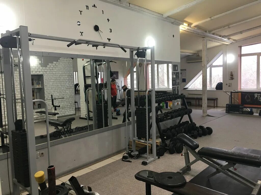 Тренажерный зал victory северск. Фитнес адреналин аюв ейске. Спортзал лев пермь. Victory fitness club силикатная. Бодибилдер в фитнес клубе.