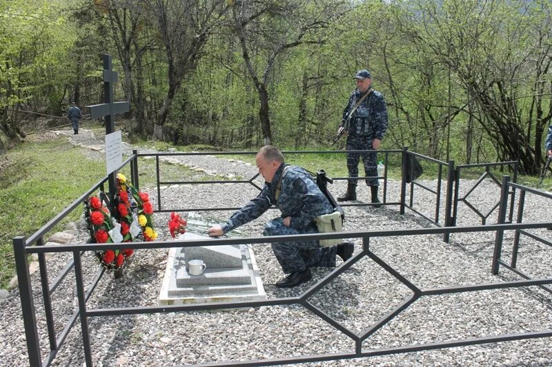 Нападение колонны. Пермский ОМОН засада Чечня. Памятник Пермскому ОМОНУ.