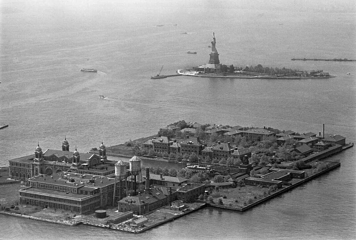 Остров Эллис-Айленд. Остров Эллис Нью Йорк. Эллис США. Ellis Island в Нью Йорке.